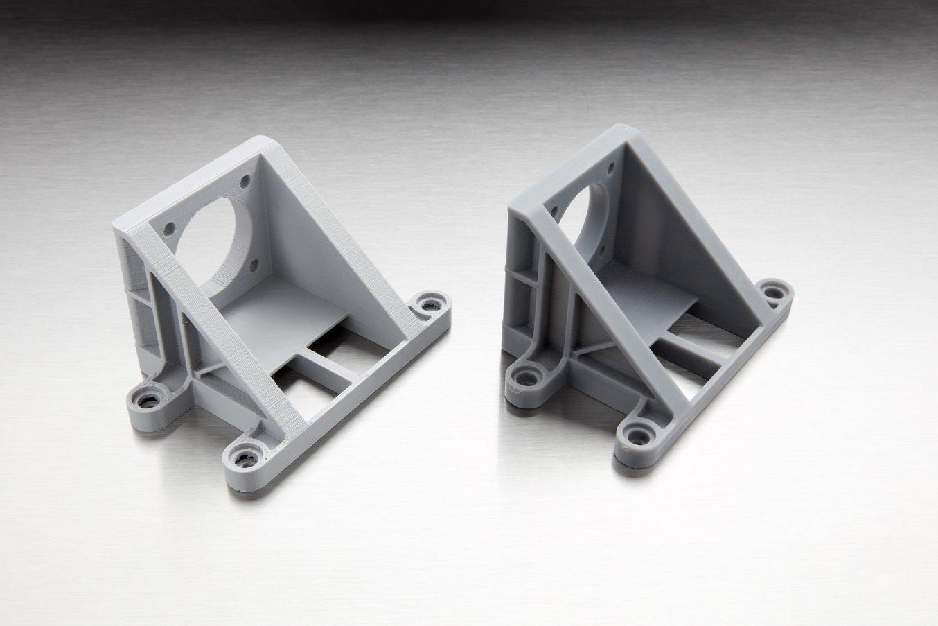 3D-gedruckte Teile aus Filament (FDM, links) und Kunstharz (SLA, rechts)