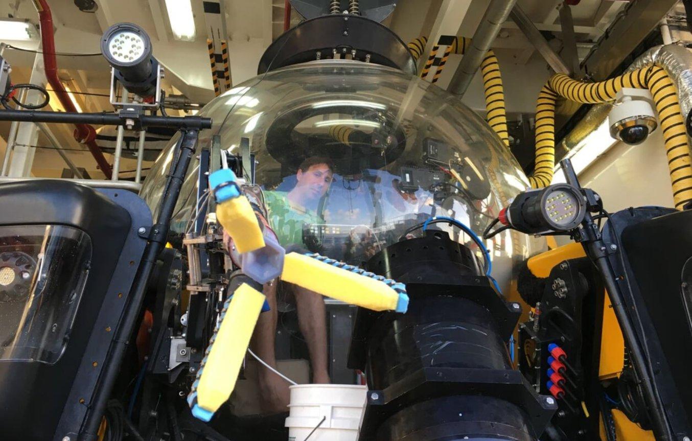 Brennan Phillips all'interno di un veicolo robotico per esplorazioni subacquee