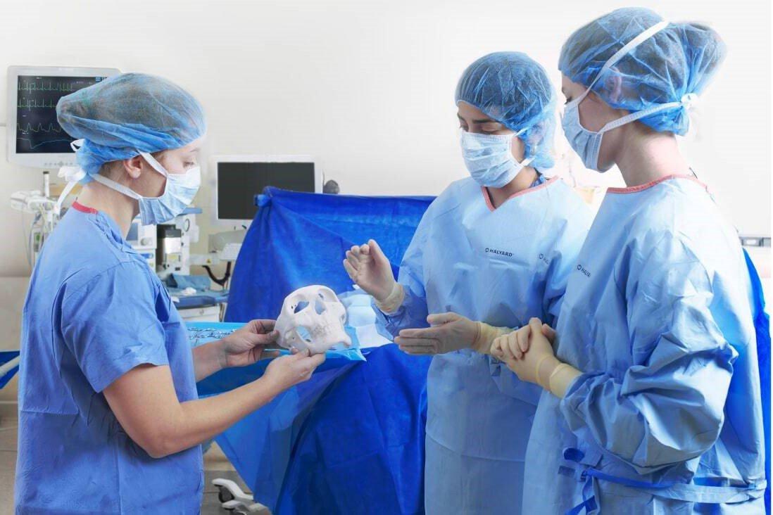 trabajadores médicos con una muestra impresa en 3D