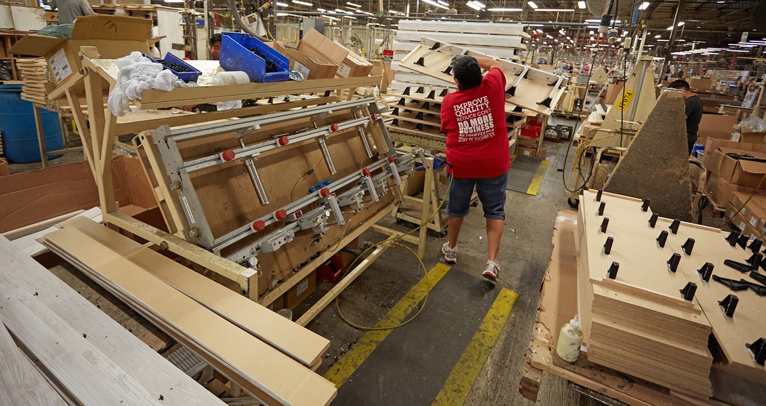 Travailleur de Ashley Furniture dans une usine