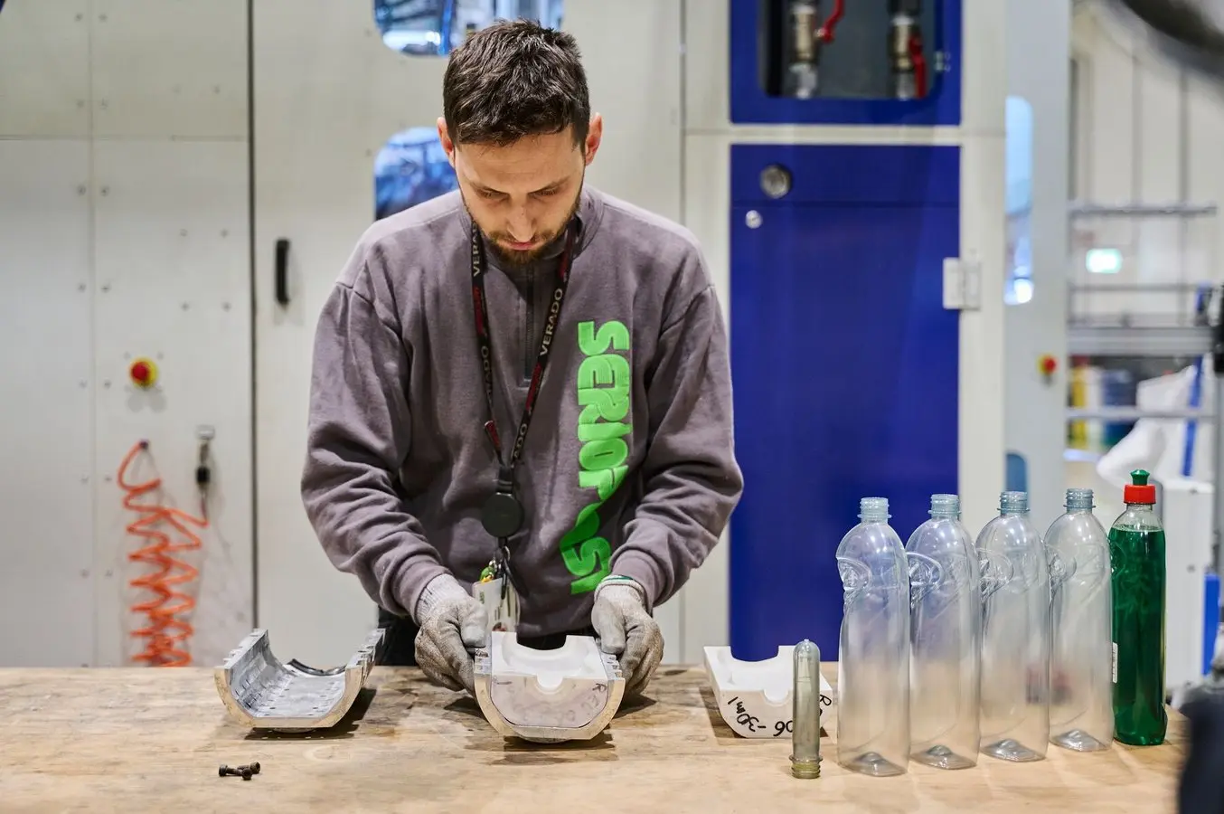 Le moule imprimé en 3D avec Rigid 10K Resin est poli manuellement puis assemblé dans un cadre métallique.